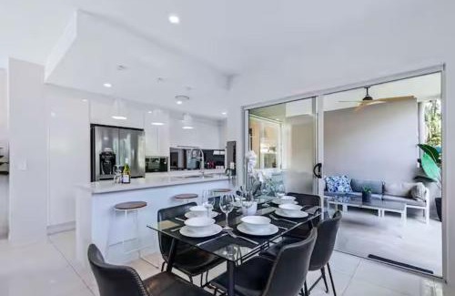 Auchenflower Villa | Park Avenue Luxe Chic Townhouse Sleeps 9, Carpark