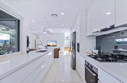 Auchenflower Villa | Park Avenue Luxe Chic Townhouse Sleeps 9, Carpark