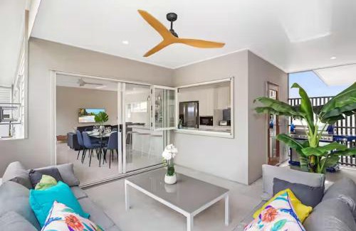 Auchenflower Villa | Park Avenue Luxe Chic Townhouse Sleeps 9, Carpark