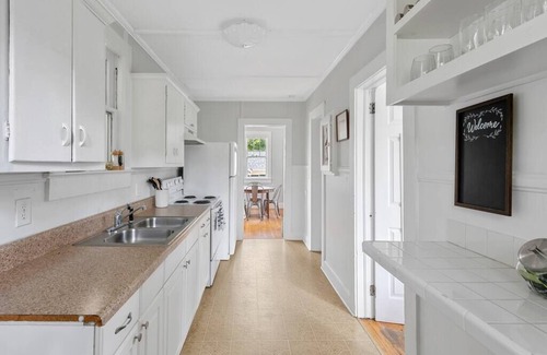 North Charleston Apartment | Park Circle Guest Pad with Putting Green and Pool Table