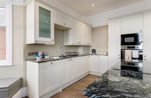 Poole Apartment | Park Lake View - Poole Park Lake Views