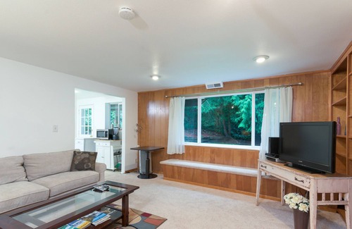 North City Apartment | Park Like Setting Newly Remodeled kitchen, 3 Bedroom Duplex