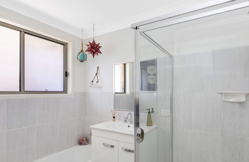 Mannering Park House | Park on the Lake - Walking distance to Lake!