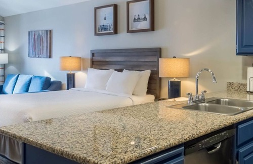 North Park City Hotel | Park Plaza Resort w Pool & Gym. Serenity and Bliss