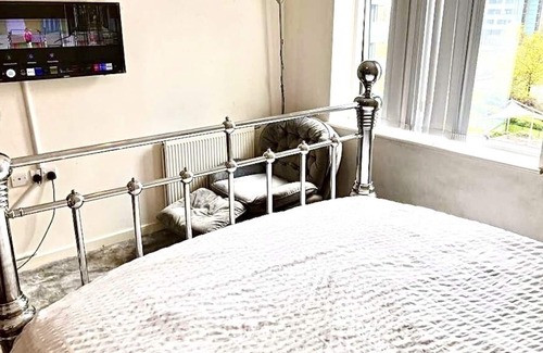 Park Royal Apartment | Park Royal Stay- Relax in a Specious Double Room With Lake Views in an Apartment