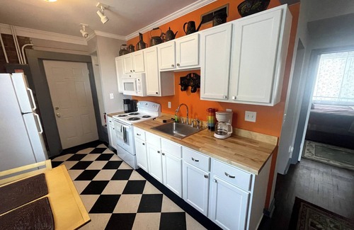 Oread Apartment | Park View apartment on Mass St downtown Lawrence