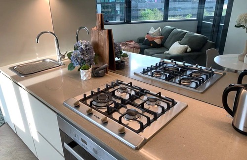 Docklands Apartment | Park View, Free Trams, Pool, Gym