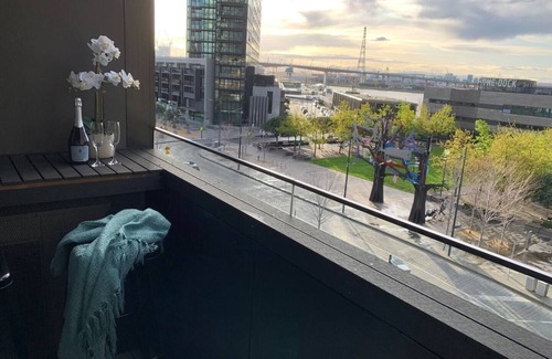 Docklands Apartment | Park View, Free Trams, Pool, Gym