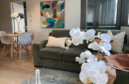 Docklands Apartment | Park View, Free Trams, Pool, Gym