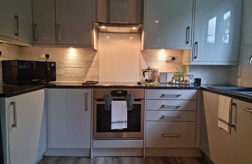 Salfords Apartment | Park View Garden Apt | Near East Surrey Hospital