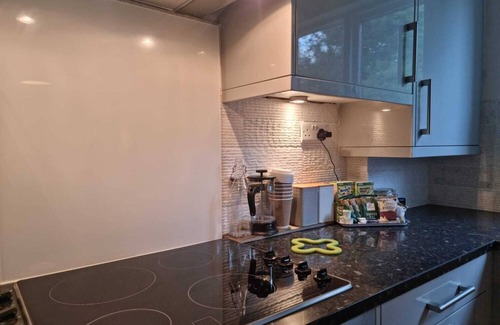 Salfords Apartment | Park View Garden Apt | Near East Surrey Hospital