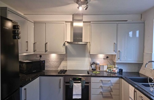 Salfords Apartment | Park View Garden Apt | Near East Surrey Hospital