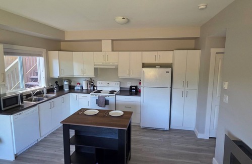 Langford House | Park View Suite - FULL kitchen -private entrance - self checkin-parking on site