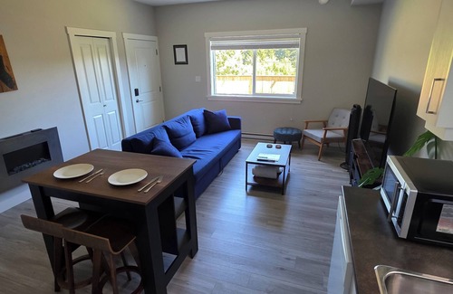 Langford House | Park View Suite - FULL kitchen -private entrance - self checkin-parking on site