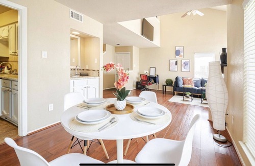 Houston House | Park View, Warm and Cozy Townhome