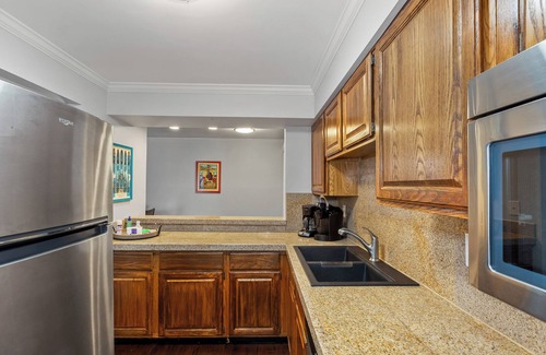 Rutledge Hill Condo | Park4Free! Walk 2 Broadway! Balcony