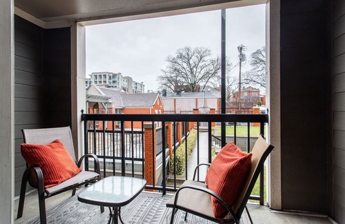 Rutledge Hill Condo | Park4Free! Walk 2 Broadway! Balcony