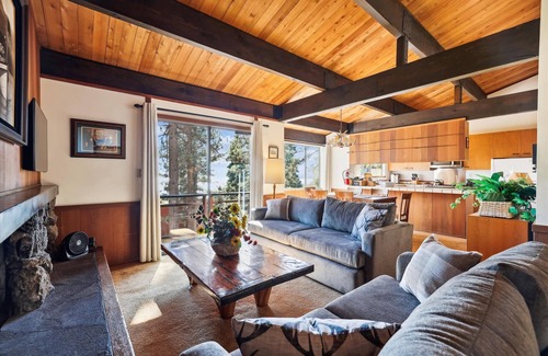 Lake Forest House | Parkin's Dollar Point Rustic Cabin