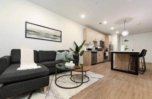 East Liberty Apartment | PARKING+HULU+GYM Near UPMC|Shopping|Universities