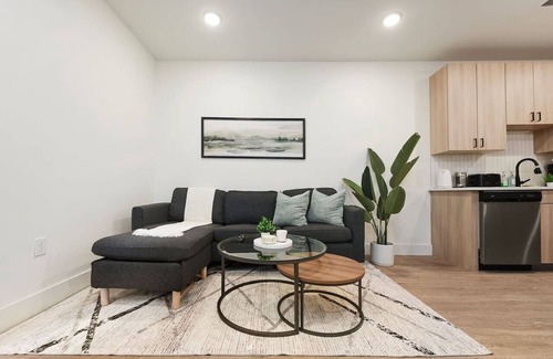 East Liberty Apartment | PARKING+HULU+GYM Near UPMC|Shopping|Universities