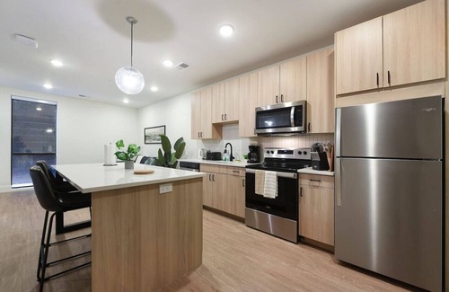 East Liberty Apartment | PARKING+HULU+GYM Near UPMC|Shopping|Universities