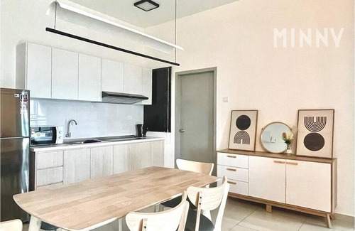 Kampung Bukit Dukong Apartment | Parkland Batu 11 near MRT 5-6PAX Free Parking