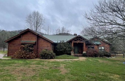 Tellico Plains Cabin | Parkland, Deluxe Log Cabin, a Hot Tub and a Lake! by RedAwning