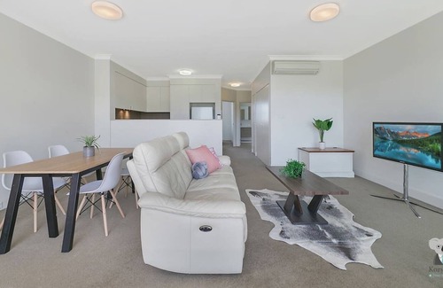 Breakfast Point Apartment | Parkland View Cosy 2 Bed APT Free Parking Nbp033