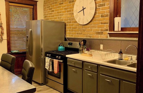 Tower Grove South Apartment | Parkside Fam & pet friendly apt 15 min to Arch