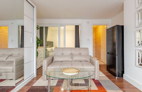 Alperton Apartment | Parkside Haven, Modern 2-Bed Flat with Ensuites, Free Parking & Self Check-In