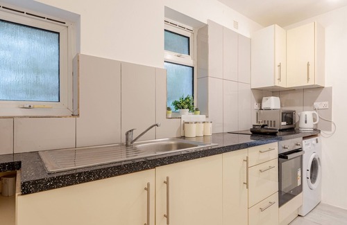 Alperton Apartment | Parkside Haven, Modern 2-Bed Flat with Ensuites, Free Parking & Self Check-In