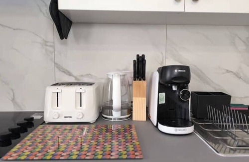 Trinity Apartment | Parkside Studio Retreat, Near the station