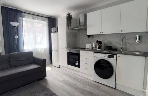Trinity Apartment | Parkside Studio Retreat, Near the station