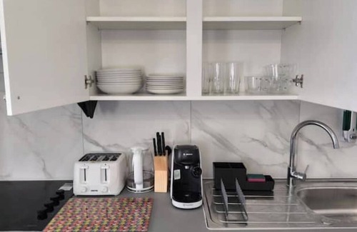Trinity Apartment | Parkside Studio Retreat, Near the station