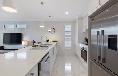Morningside Apartment | Parkview 2 Bedroom Luxe Suite with BBQ Patio