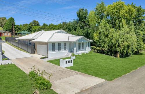 Moss Vale House | Parkview for 16, Moss Vale, Southern Highlands