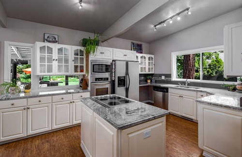 Spokane House | Parkway House - PICKLEBALL COURT- Dog Friendly - Basketball - FAMILY PERFECT