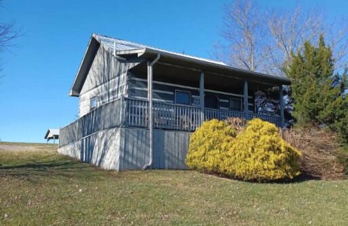 Fancy Gap Cabin | Parkway Lodge with Jacuzzi and Mountain Views! Cabin 11