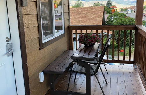 Gardiner Apartment | ParkWay Yellowstone Guest House room #2