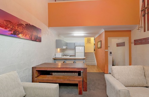 Jindabyne Apartment | Parkwood 6 - 2BR Split Lvl Apartment l Spa Bath l BBQ l Central Location