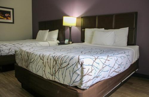 Manhattan Hotel | Parkwood Inn & Suites