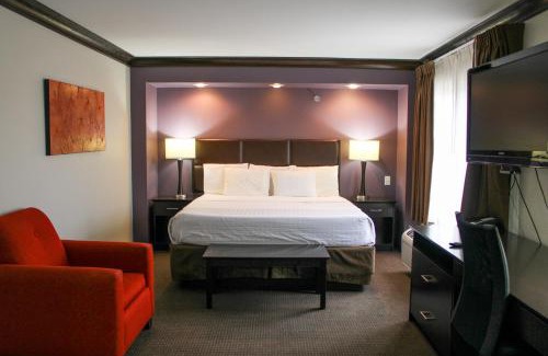 Manhattan Hotel | Parkwood Inn & Suites