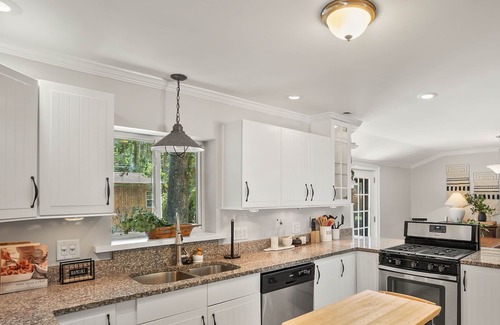 Beaufort House | Parris Island 10 min - Pet friendly Home + Yard