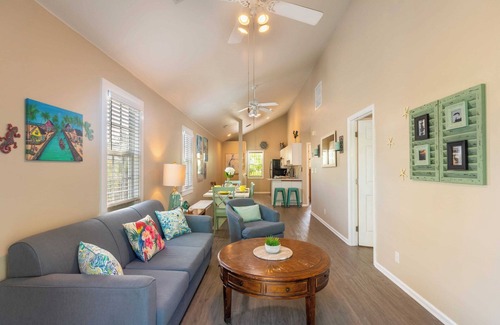 Truman Annex House | Parrot Perch by Avantstay Old Town Key West w/Shared Pool Week Long Stays Only