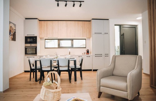 Ishem Villa | Parrot's Home in Plazhi San Pietro