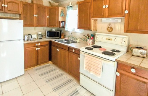 Crossing Rocks Cottage | Parrots Perch Beach Cottage - charming tropical island living w/ modern comforts