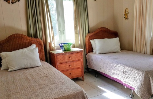 Crossing Rocks Cottage | Parrots Perch Beach Cottage - charming tropical island living w/ modern comforts