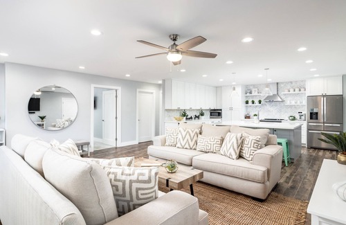 Arts District Apartment | PARSONS VILLAS - Grimaldi's Downtown Old Town Penthouse | Shopping, Night Life, Restaurants