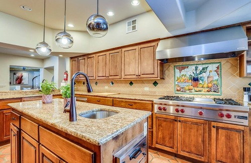 Mirada Los Arcos House | Parsons Villas 11BR Paradise Valley Resort | Sleeps 30 | Heated Pool, Swim-Up Bar, Casita!
