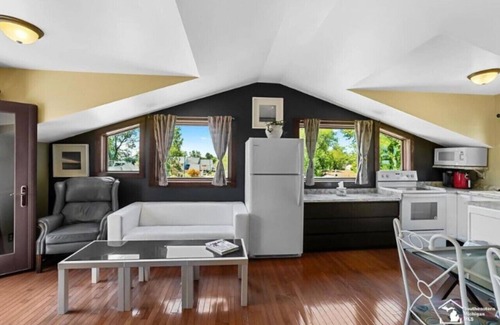 Luna Pier House | Part of Mini-Mansion, private, Lake Erie views